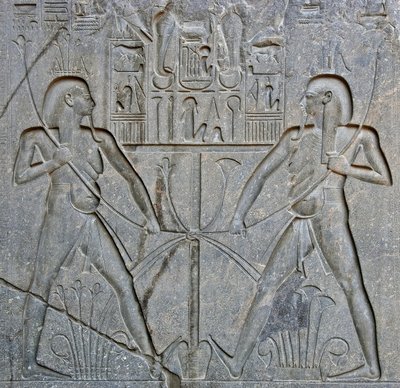 Egyptiläinen antiikki: yksityiskohta Ylä- ja Ala-Egyptin yhdistymistä esittävän farao Ramses II:n (1292-1186 eaa.) patsaan jalustasta. Luxorin temppeli. Itäranta (Thebe), Egypti tekijältä Egyptian 19th Dynasty
