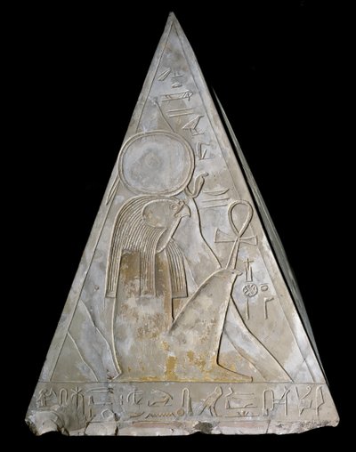 Egyptiläinen antiikki: Ramose-kappelin pyramidin kärki Decoree Re-Atumin (Re Atum tai Ra-Atum tai Ra Atum tai Re Toum) jumaluuden laskevasta auringon kuvauksesta. 19. dynastia ((1295-1190 eKr.) Deir el Medineh Dim. k. 70 cm Torinon egyptiläinen museo tekijältä Egyptian 19th Dynasty
