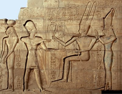 Egyptiläinen antiikki: reliefi, joka kuvaa farao Ramses II:ta kahden Theban-kolmikon jumaluuden, Amonin ja Mutin, edessä; Faarao Ramses II:lle (1279-1213 eKr.) omistettu hautajaistemppeli, Ramasseumin (Ramesseumin) paikka Luxorissa, Egyptissä. tekijältä Egyptian 19th Dynasty