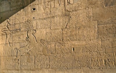 Egyptiläinen antiikki: näkymä Ramses II:n urotekoja juhlivista reliefeistä Qadeshin taistelun aikana vuonna 1274 eKr., faarao Ramses II:lle (1279-1213 eKr.) omistettu muistotemppeli, Ramasseumin (Ramesseumin) paikka Luxorissa, Egyptissä. tekijältä Egyptian 19th Dynasty