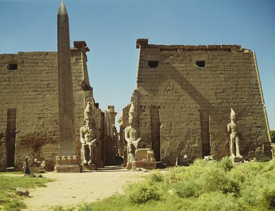 Julkisivu ja ensimmäinen pylväs, jossa on kaksi istuvaa Ramses II:n patsasta ja jäljellä oleva obeliski tekijältä Egyptian 19th Dynasty