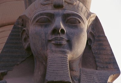 Istuvan Ramesses II:n patsaan kasvot, Thebanin nekropoli (Unescon maailmanperintöluettelo). tekijältä Egyptian 19th Dynasty