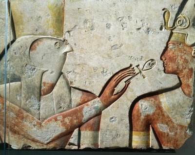 Haukkajumala Horus ja Ramses II suun avausseremonian aikana, basreliefi, faraon Abydosiin rakentamasta pienestä temppelistä. tekijältä Egyptian 19th Dynasty