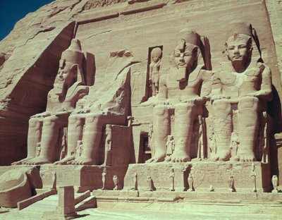 Neljä valtavaa kuninkaan hahmoa Ramses II:n temppelistä, Uudesta kuningaskunnasta, n. 1279-1213 eKr. tekijältä Egyptian 19th Dynasty