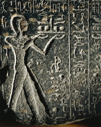 Graniittipatsas, joka kuvaa prinssi Merneptahia palvonnassa ja joka on omistettu Ptah-jumalalle. tekijältä Egyptian 19th Dynasty