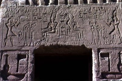 Uuden kuningaskunnan kuningatar Nefertarin temppelin sisäänkäynnin oven yläpuolella, noin 11250 eKr. (kuva) tekijältä Egyptian 19th Dynasty