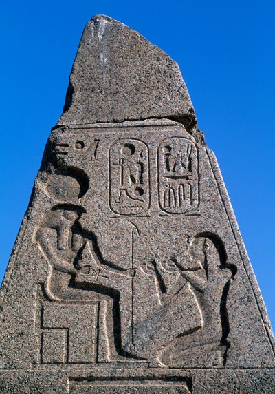 Obeliski, jossa reliefit ja Ramses II:n kirjoitukset, Suuri Amunin temppeli, Tanis, Egypti, Egyptin sivilisaatio, Uusi valtakunta, XIX dynastia tekijältä Egyptian 19th Dynasty