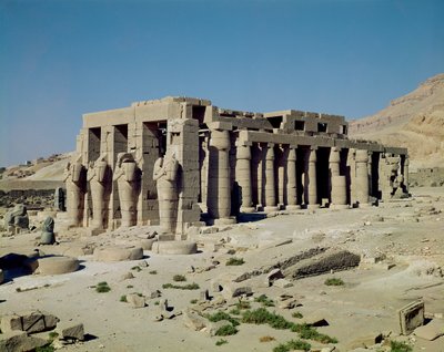 Ramses II:n (1279-1213 eKr.) Osiridihahmot, jotka reunustavat Uuden kuningaskunnan toisen hovin muureja, tekijältä Egyptian 19th Dynasty
