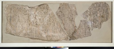 Ostracon, johon on kaiverrettu hieraattisesti mustalla ja punaisella suurella osalla Sinuhen (kalkkikivi) tarinaa tekijältä Egyptian 19th Dynasty