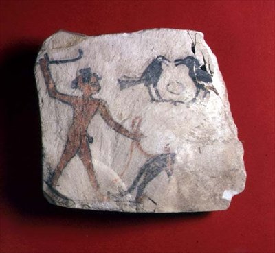 Ostracon na may sketch na naglalarawan sa isang batang lalaki na nagmamaneho ng isang hayop, marahil ay isang baboon, upang mamitas ng prutas na may dalawang uwak, New Kingdom, c.1303-1224 BC (pinintahanang limestone)finn tekijältä Egyptian 19th Dynasty