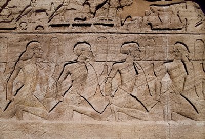 Farao Ramses II:n voittoja kuvaavat vangit, Basin helpotus Ramses II:n suuren temppelin sisäänkäynnillä Egyptissä, Abu Simbel tekijältä Egyptian 19th Dynasty