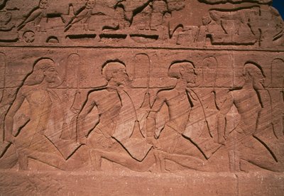 Pohjoisen vangit, reliefi Ramesses II:n suuren temppelin jättiläisten juurella, Abu Simbel (Unescon maailmanperintöluettelo). tekijältä Egyptian 19th Dynasty