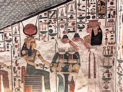 Kuningatar tarjoilee rituaalimaljakoita (seinämaalaus) tekijältä Egyptian 19th Dynasty