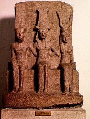 Ramesses II (1304-1237 eaa.) istumassa Amunin ja Mutin välissä, Karnakista, Uusi valtakunta, n. 1279-13 eaa. (graniitti). tekijältä Egyptian 19th Dynasty