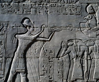 Ramesses II pyhän veneen edessä, reliefi, Suuren hypostyylisalin sisäseinät, Karnakin temppelikompleksi (Unescon maailmanperintöluettelo). tekijältä Egyptian 19th Dynasty