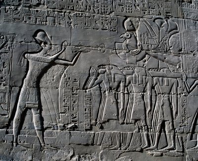 Ramesses II uhraamassa pyhän veneen edessä, reliefi, Suuren hypostyylisalin sisäseinät, Karnakin temppelikompleksi (Unescon maailmanperintöluettelo). tekijältä Egyptian 19th Dynasty