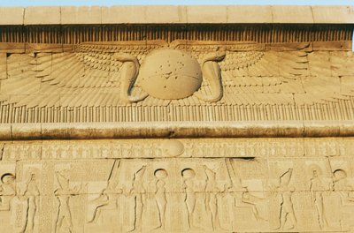 Reliefi, eteläinen ptolemaiolaisportaali, Amunin temppeli, Karnakin temppelikompleksi (Unescon maailmanperintöluettelo). tekijältä Egyptian 19th Dynasty