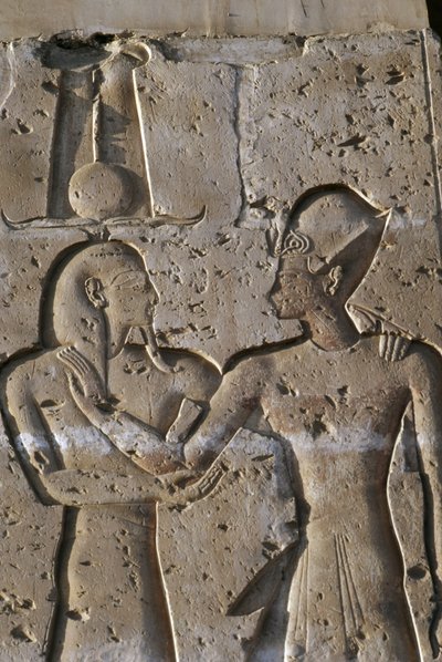 Reliefi, joka kuvaa faaraota ja Horus-jumalaa, Seti I:n temppelin porttikongissa. tekijältä Egyptian 19th Dynasty