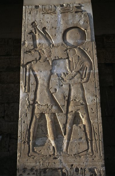 Reliefi, joka kuvaa faaraota ja Horus-jumalaa, Seti I:n temppelin porttikongissa. tekijältä Egyptian 19th Dynasty