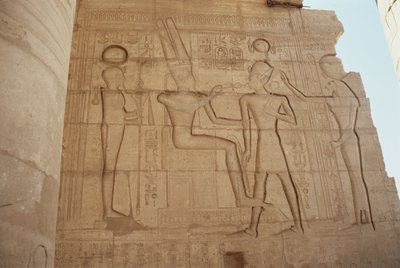 Reliefi, joka kuvaa leijonapäistä jumalatarta Mutia esittelemässä Ramses II:n valtaistuimelle nousevalle Amunille, joka antaa hänelle ankhin Great Hypostyle Hallista, Uudesta kuningaskunnasta tekijältä Egyptian 19th Dynasty