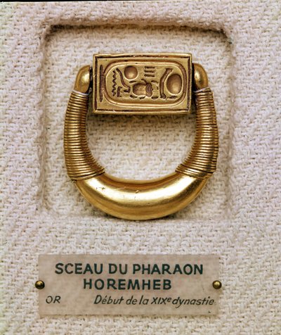 Sormus kenraali Horemhebin sinetillä (n. 1323-1295 eKr.) Uusi kuningaskunta (kulta) tekijältä Egyptian 19th Dynasty