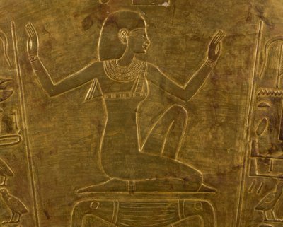 Jumalatar Isis, Ramesses II:n äidin, kuningatar Tuyan sarkofagin koristeellinen yksityiskohta, kullattua puuta, Egyptin sivilisaatio, Uusi valtakunta, XIX dynastia tekijältä Egyptian 19th Dynasty