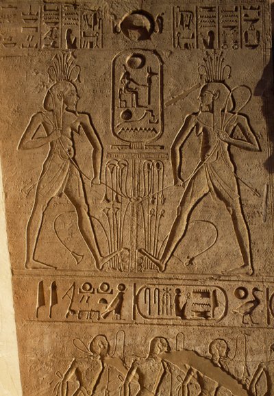 Ylä- ja Ala-Egyptin välinen liitto ja faraon kartussi, valtaistuimien pohjan kohokuvio, Ramses II:n temppeli, Abu Simbel, Egypti, Uusi kuningaskunta, dynastia XIX tekijältä Egyptian 19th Dynasty