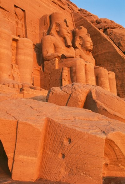 Näkymä Ramesses II:n suuren temppelin julkisivusta aamunkoitteessa, Abu Simbel (Unescon maailmanperintöluettelo). tekijältä Egyptian 19th Dynasty