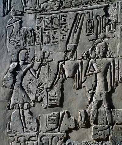 Nuori Ramesses II jumala Amunin edessä, yksityiskohta kohtauksista, jotka esittävät uhrauksia jumalille, reliefi, Suuren hypostyylisalin sisäseinät, Karnakin temppelikompleksi (Unescon maailmanperintöluettelo). tekijältä Egyptian 19th Dynasty