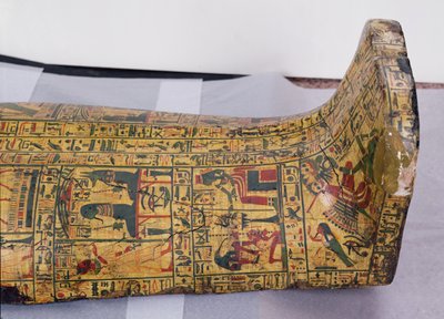 Yksityiskohta Nesyamunin muumion alakannesta, mahdollisesti löydetty Deir El-Bahrista, Uudesta kuningaskunnasta, noin 1100 eKr. (maalattu puu) tekijältä Egyptian 20th Dynasty