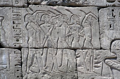 Reliefi, joka kuvaa pohjoisia vankeja Ramses III:n taistelussa, Medinetin suuri temppeli tekijältä Egyptian 20th Dynasty