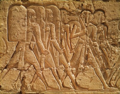 Uuden kuningaskunnan Ramses III:n ruumistemppelin (n. 1184–1153 eKr.) kohokuvio, joka kuvaa köyttä ja aseita kantavia palvelijoita tekijältä Egyptian 20th Dynasty