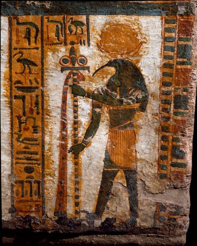 Egyptiläinen antiikki: Thot, kuun jumala, miehen muodossa ibiksen kärjessä. 21. dynastian (1085-935 eKr.) kirjuri Butehamonin antropoidisen sarkofagin koristelu. Egyptin museo Torinossa (Torino, Museo Egizio) tekijältä Egyptian 21st Dynasty