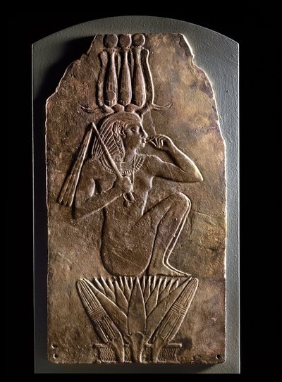 Iuput II:ta lapsijumalana esittävä laatta, joka nousee lootuksen kukasta (fayanssi). tekijältä Egyptian 23rd Dynasty