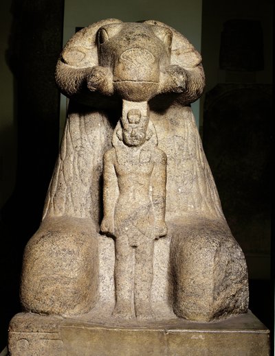 Amunin patsas pässin muodossa suojelemassa kuningas Taharqaa, 690-664 eKr. (graniitti) tekijältä Egyptian 25th Dynasty