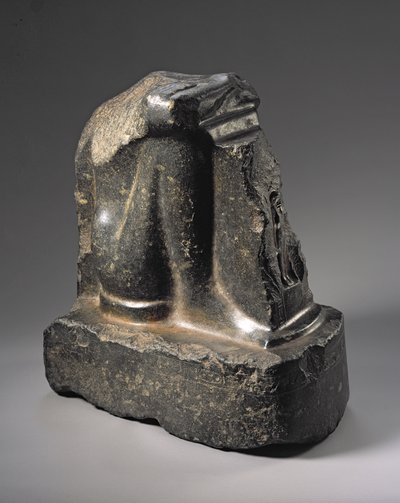 Fragmentti naoforisesta patsaasta, myöhäisdynastinen aika (basaltti) tekijältä Egyptian 26th Dynasty