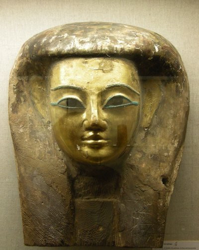 Sarkofagin pää, Sait-kausi (palmupuuta ja lehtikultaa). tekijältä Egyptian 26th Dynasty