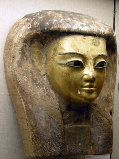 Sarkofagin pää, Sait-kausi (palmupuuta ja lehtikultaa). tekijältä Egyptian 26th Dynasty