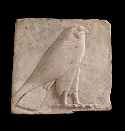 Muistolaatta, joka kuvaa haukkaa, luultavasti jumala Horus, 26. dynastia tai saitien aika, 664-525 eKr. tai myöhempi kalkkikive tekijältä Egyptian 26th Dynasty