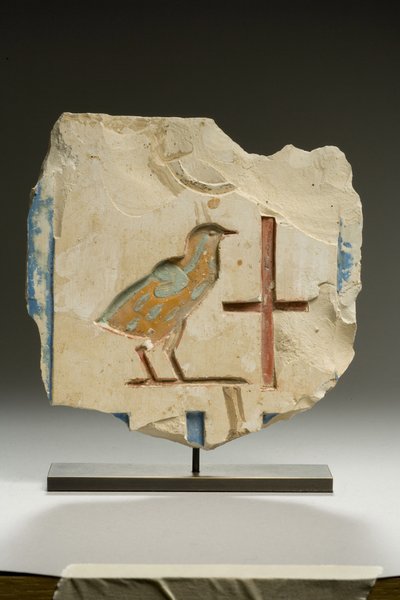 Reliefifragmentti, myöhäisdynastian aika (kalkkikivi) tekijältä Egyptian 26th Dynasty
