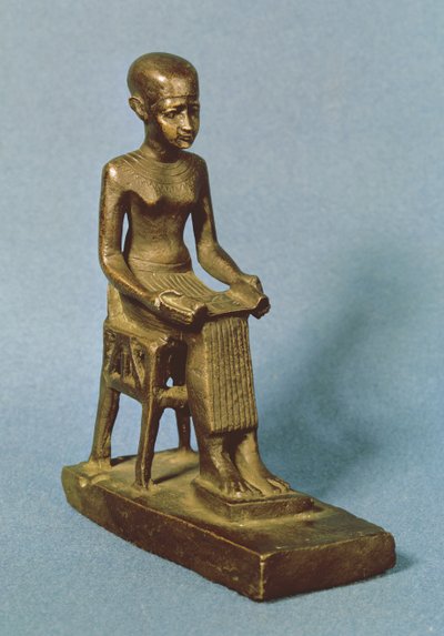 Istuva Imhotepin patsas tekijältä Egyptian 26th Dynasty