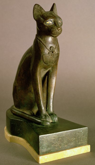 Kissan patsas, joka edustaa jumalatarta Bastetia, jossa on Psamtek I:n cartussi, Saite-kausi, n. 664-610 (pronssi ja kulta) tekijältä Egyptian 26th Dynasty