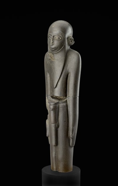 Patsas parrakkaasta miehestä, jolla on lippalakki ja vyö, jossa on penistuppi. Protodynastian ajanjakson (n. 2900-2650 eKr.) käsite (basaltti) tekijältä Egyptian 2nd Dynasty