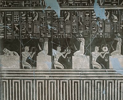 Nectanebo I:n, demonille lahjoja tarjoavan kuninkaan, doleriittirelief Heliopoliksesta Atumin temppelissä tekijältä Egyptian 30th Dynasty