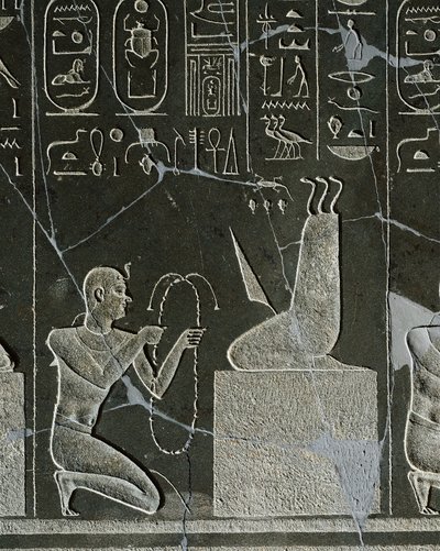 Nectanebo I:n, kuninkaan, joka tarjoaa kaulakorun demonille ja jota edustavat veitsen terä ja kolme käärmettä, Dolerite-reliefity Heliopoliksesta Atumin temppelistä tekijältä Egyptian 30th Dynasty