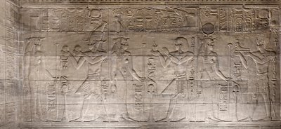 Reliefit sisäisessä pyhäkössä, Philae-temppeli, Aswan, Egypti tekijältä Egyptian 30th Dynasty