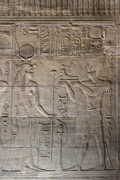 Reliefit sisäisessä pyhäkössä, Philae-temppeli, Aswan, Egypti tekijältä Egyptian 30th Dynasty