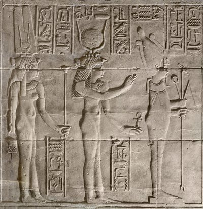 Reliefit sisäisessä pyhäkössä, Philae-temppeli, Aswan, Egypti tekijältä Egyptian 30th Dynasty