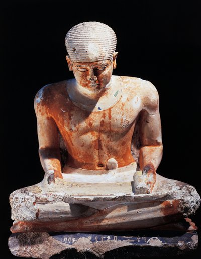 Istuva kirjanoppinut, Gizan Egyptistä 2575 eKr., dynastia IV (maalattu kalkkikivi) tekijältä Egyptian 4th Dynasty
