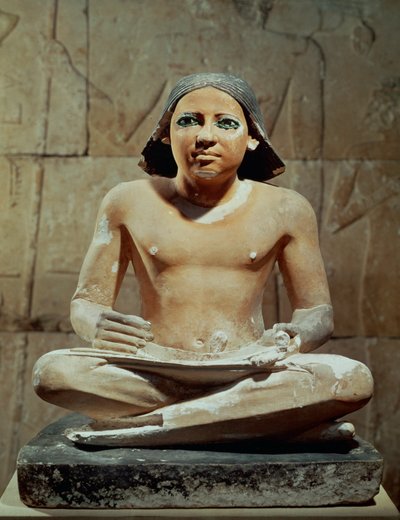 Istuva kirjuri pitelee kääröä (veistos) tekijältä Egyptian 4th Dynasty